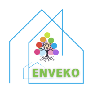 "ENVEKO logo – siniste joontena stiliseeritud majakujund, mille keskel on mitmevärviline puu koos mustade juurtega, ning rohelises kirjas ettevõtte nimi ENVEKO. Läbipaistev taust." Kui soovid lühemat versiooni: "ENVEKO logo – mitmevärviline puu ja stiliseeritud majakujund rohelise tekstiga."